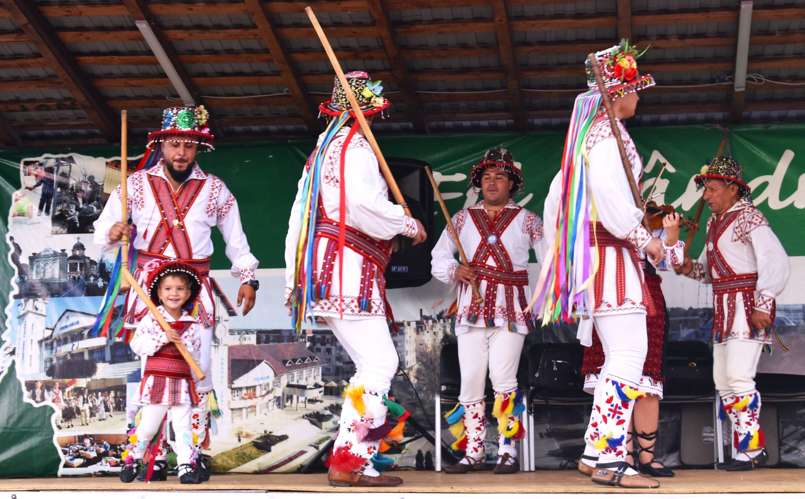 Călușarii din Stolnici prezentând jocul călușului la Festivalul Dumitru Tudor-Refu din Costești
