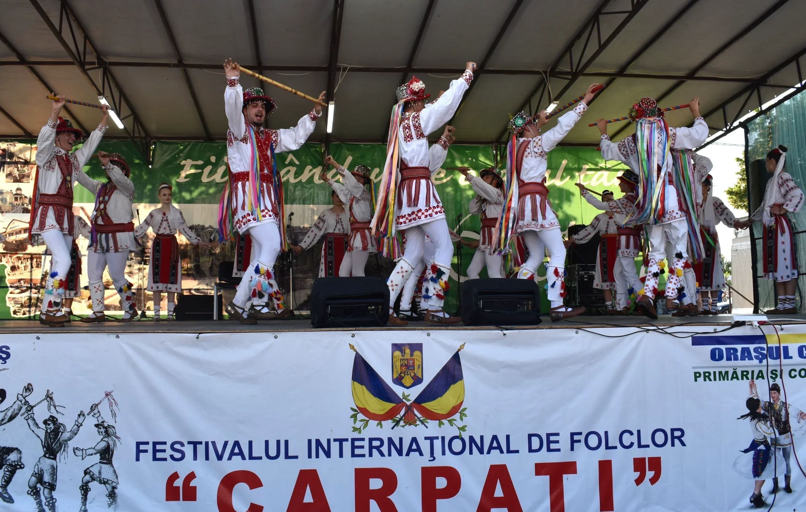 Formația de Călușari din Costești evoluând la Festivalul Internațional de Folclor „Carpați”, în 10 iulie 2026.