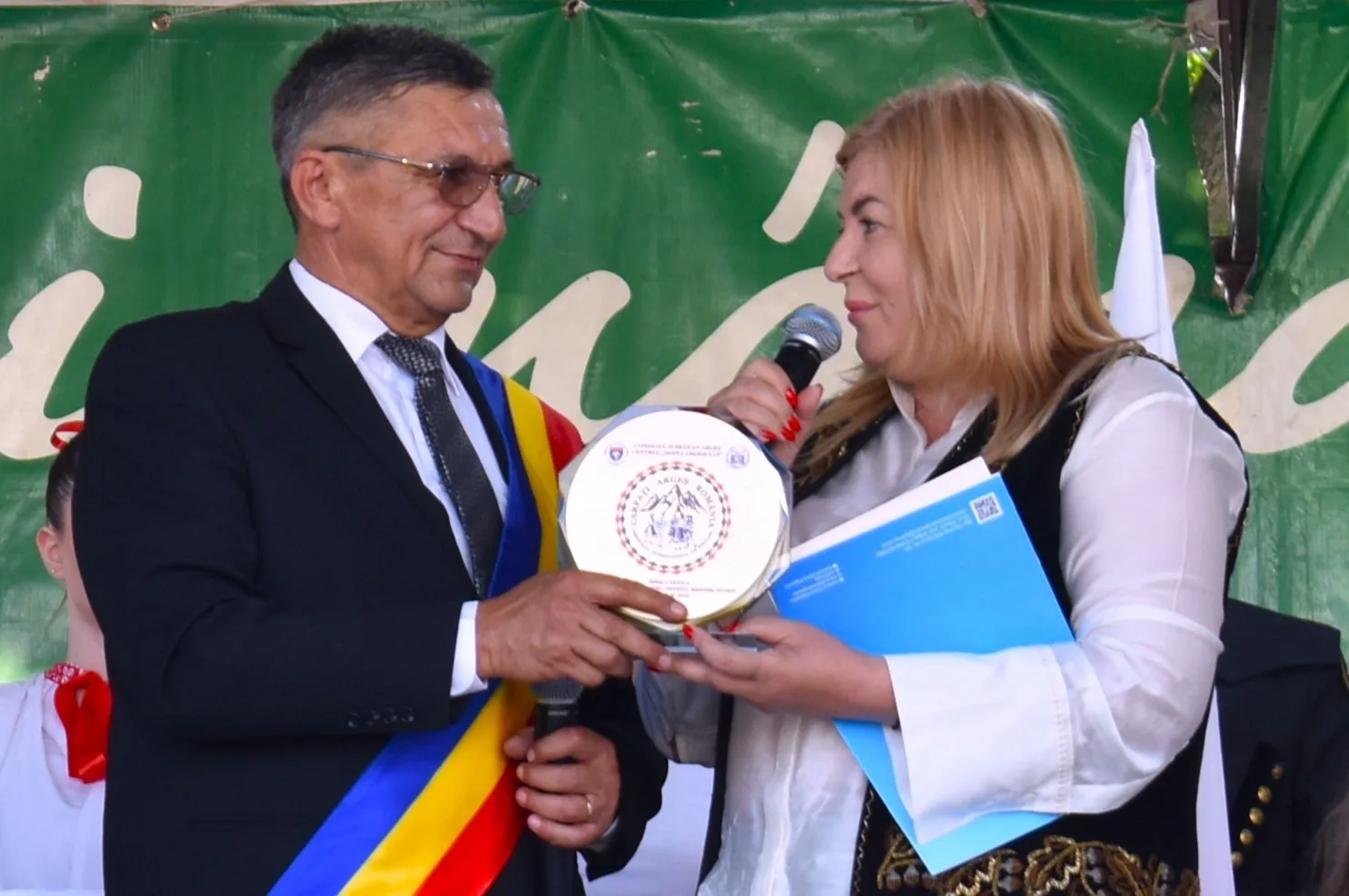 Înmânarea Trofeului „Carpați” Primăriei Orașului Costești, în cadrul Festivalului Internațional de Folclor „Carpați”, la 10 iulie 2026.