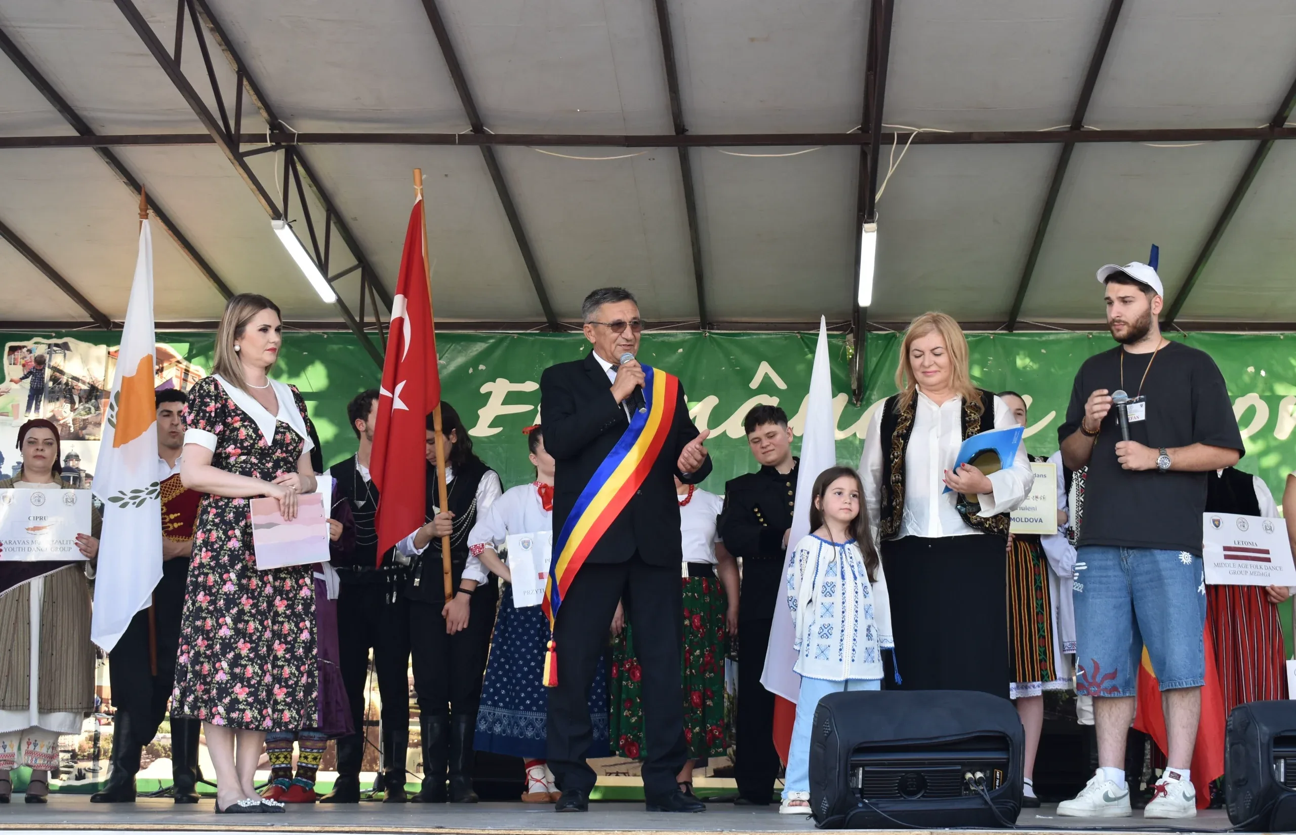 Primarul Ion Baicea rostind cuvântul de deschidere al Festivalului Internațional de Folclor „Carpați” la Costești, în 10 iulie 2026.