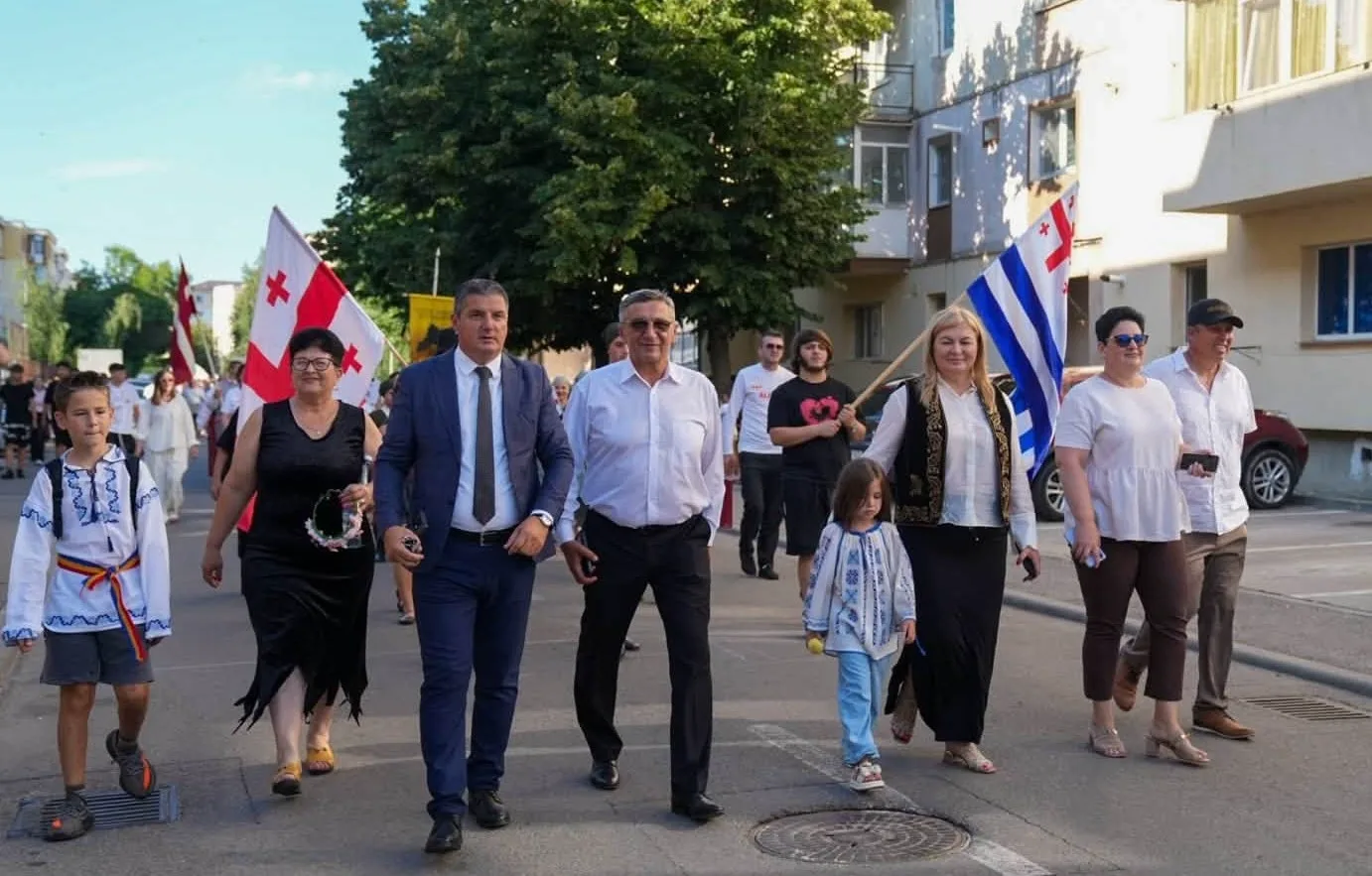 Primarul Ion Baicea și viceprimarul Daniel Stancu, alături de Argentina Culcuș, managerul Festivalului „Carpați”, în timpul paradei desfășurate la Costești.