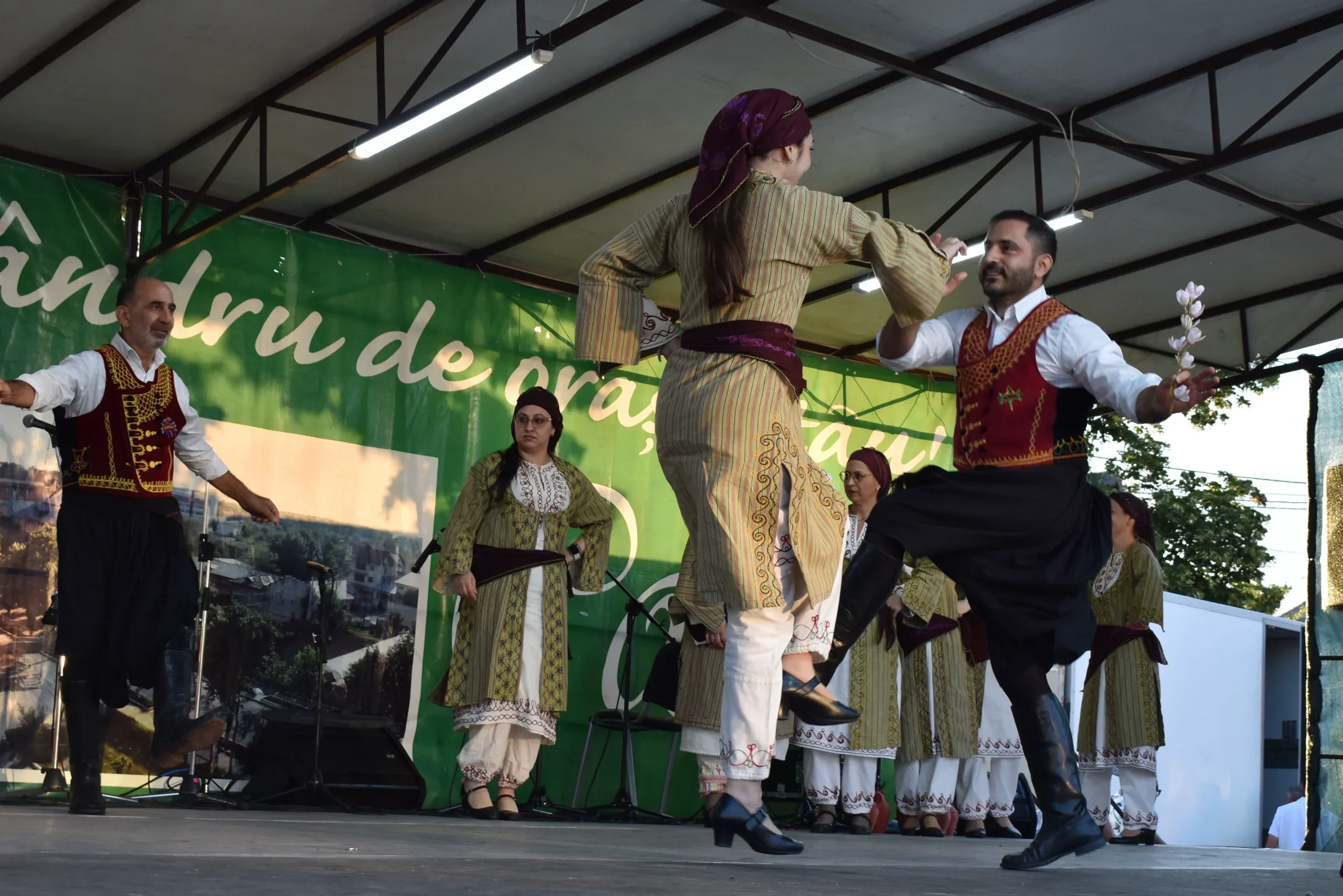 Karavas Municipality Youth Dance Group din Cipru evoluând la Festivalul Internațional de Folclor „Carpați” din Costești, la 10 iulie 2026.