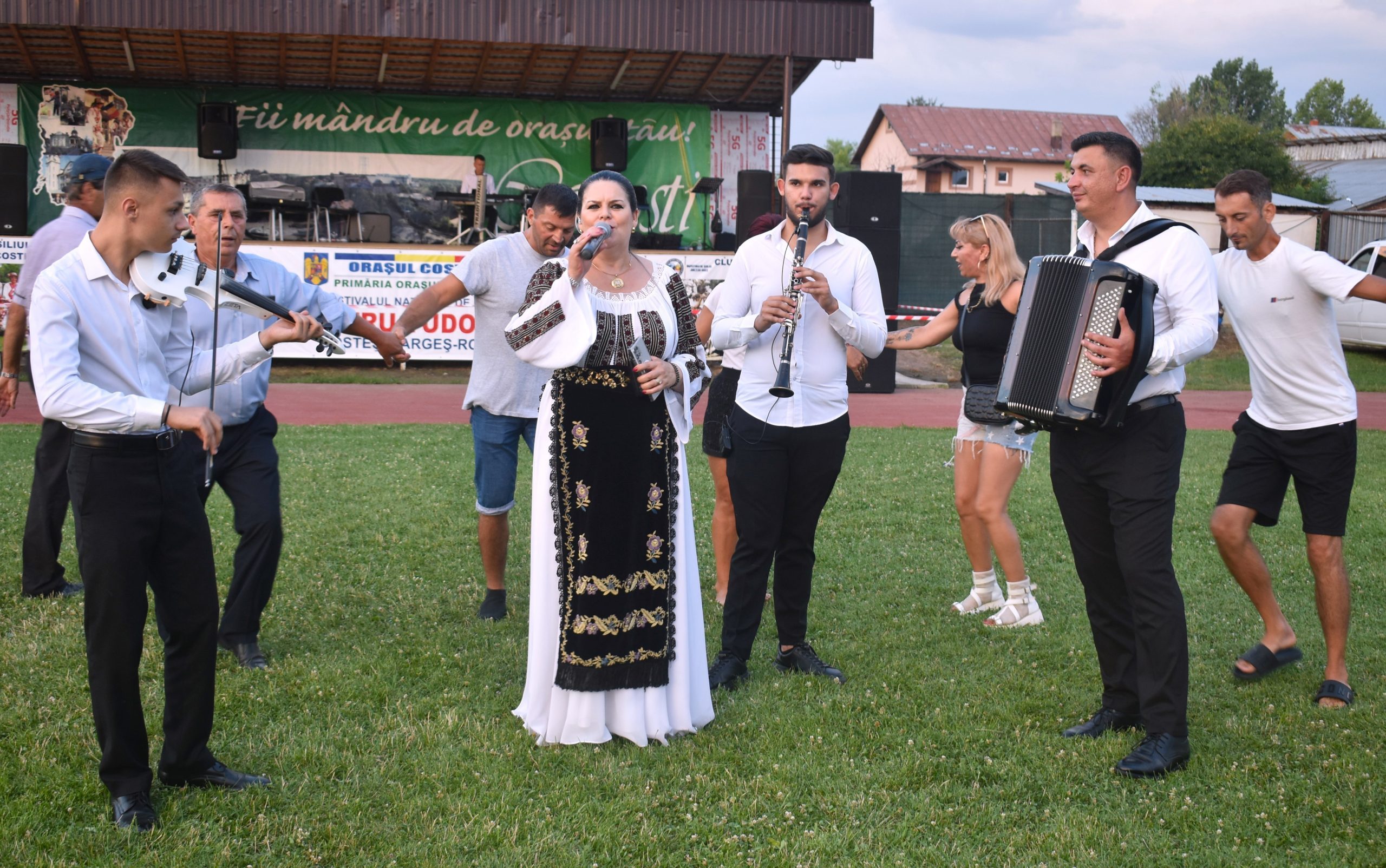 Marilena Soare și Formația Tradițional susținând recitalul de încheiere la Costești