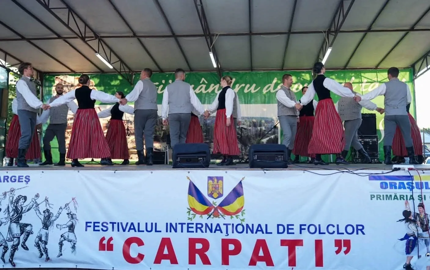 Middle Age Folk Dance Group „Medaga” din Letonia evoluând la Festivalul Internațional de Folclor „Carpați” din Costești, la 10 iulie 2026