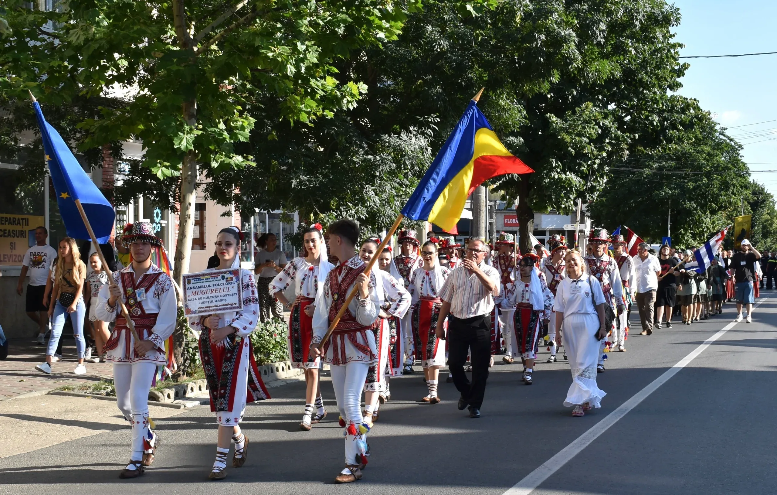 Parada ansamblurilor participante la Festivalul Internațional de Folclor „Carpați” prin centrul orașului Costești, la 10 iulie 2026.