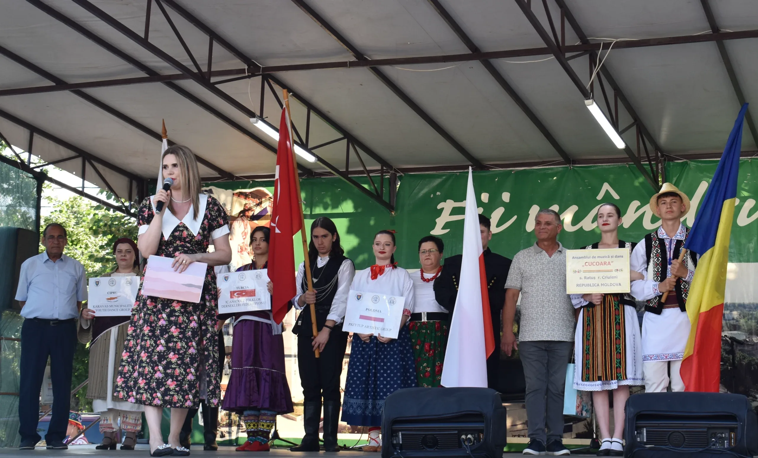 Primirea delegațiilor internaționale participante la Festivalul Internațional de Folclor „Carpați” în fața Primăriei Orașului Costești, la 10 iulie 2026.