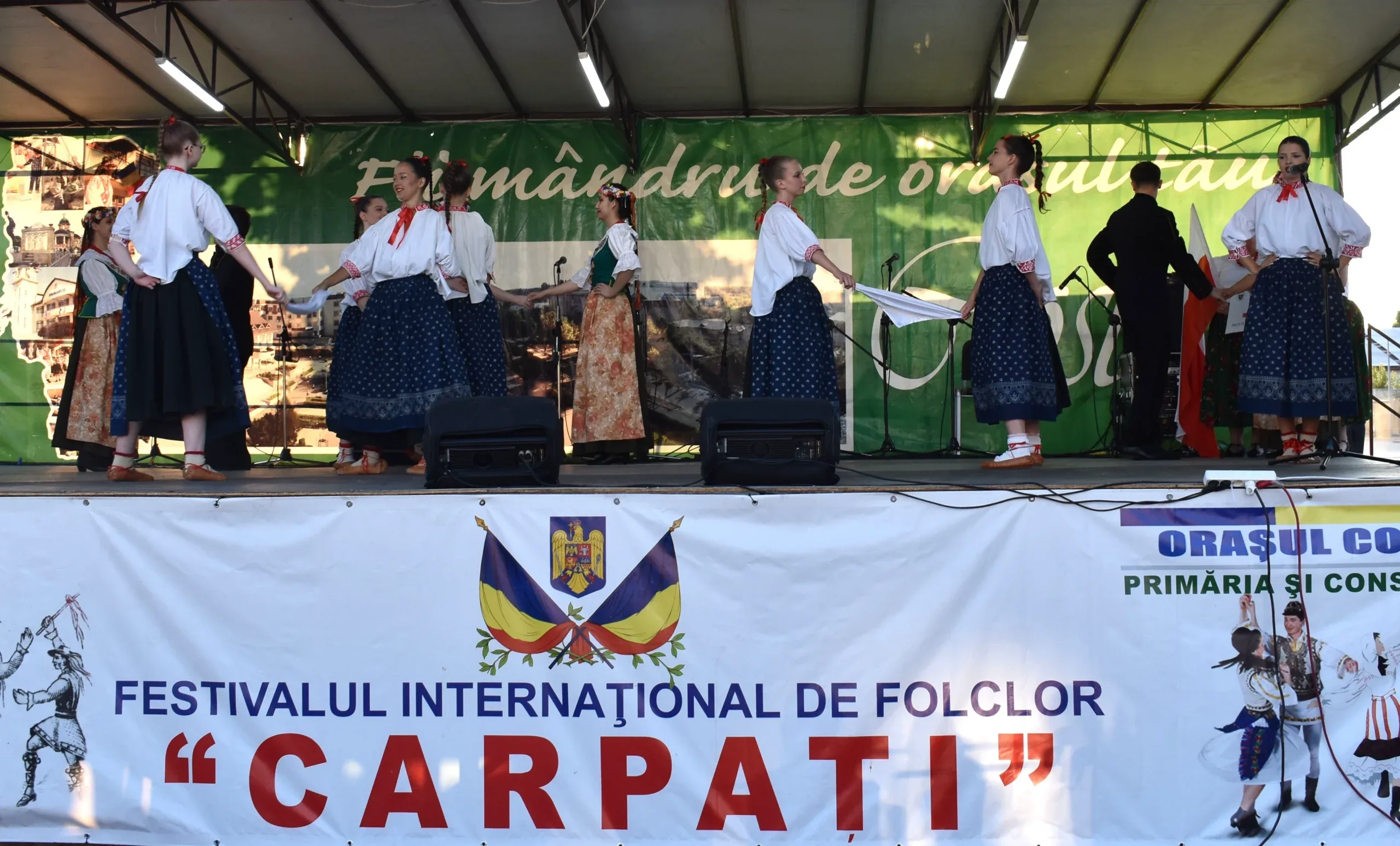 Przytup Artistic Group din Polonia evoluând la Festivalul Internațional de Folclor „Carpați” din Costești, la 10 iulie 2026.