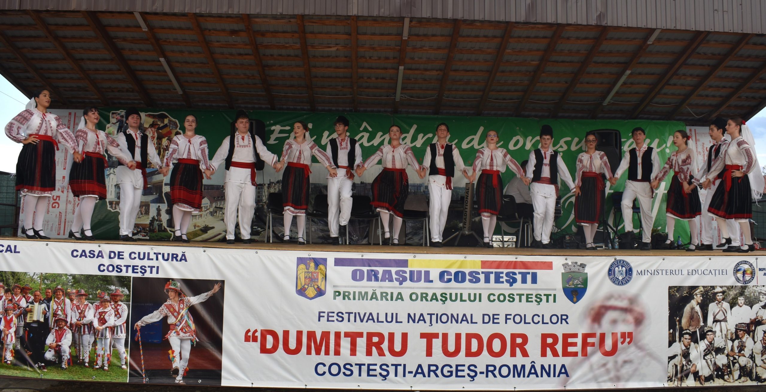 Ansamblul Rapsodia Prahovei al Palatului Copiilor Ploiești evoluând la Festivalul Dumitru Tudor-Refu