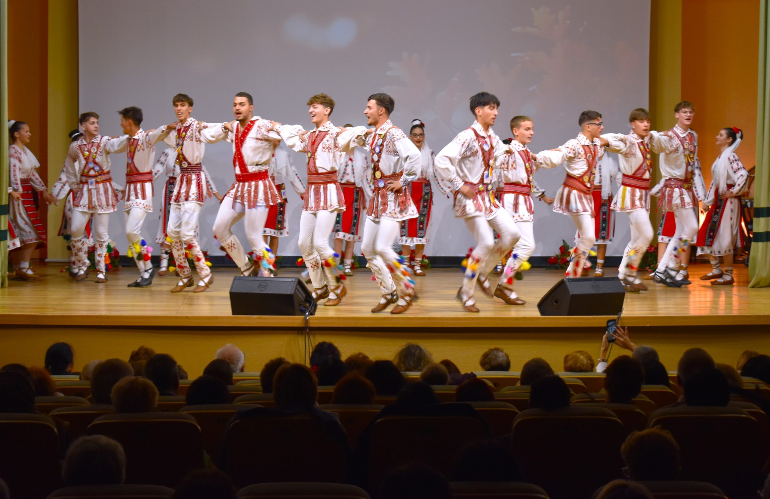 Ansamblul Folcloric Mugurelul din Costești dansează Suita mixtă Băluța pe scena Filarmonicii Pitești